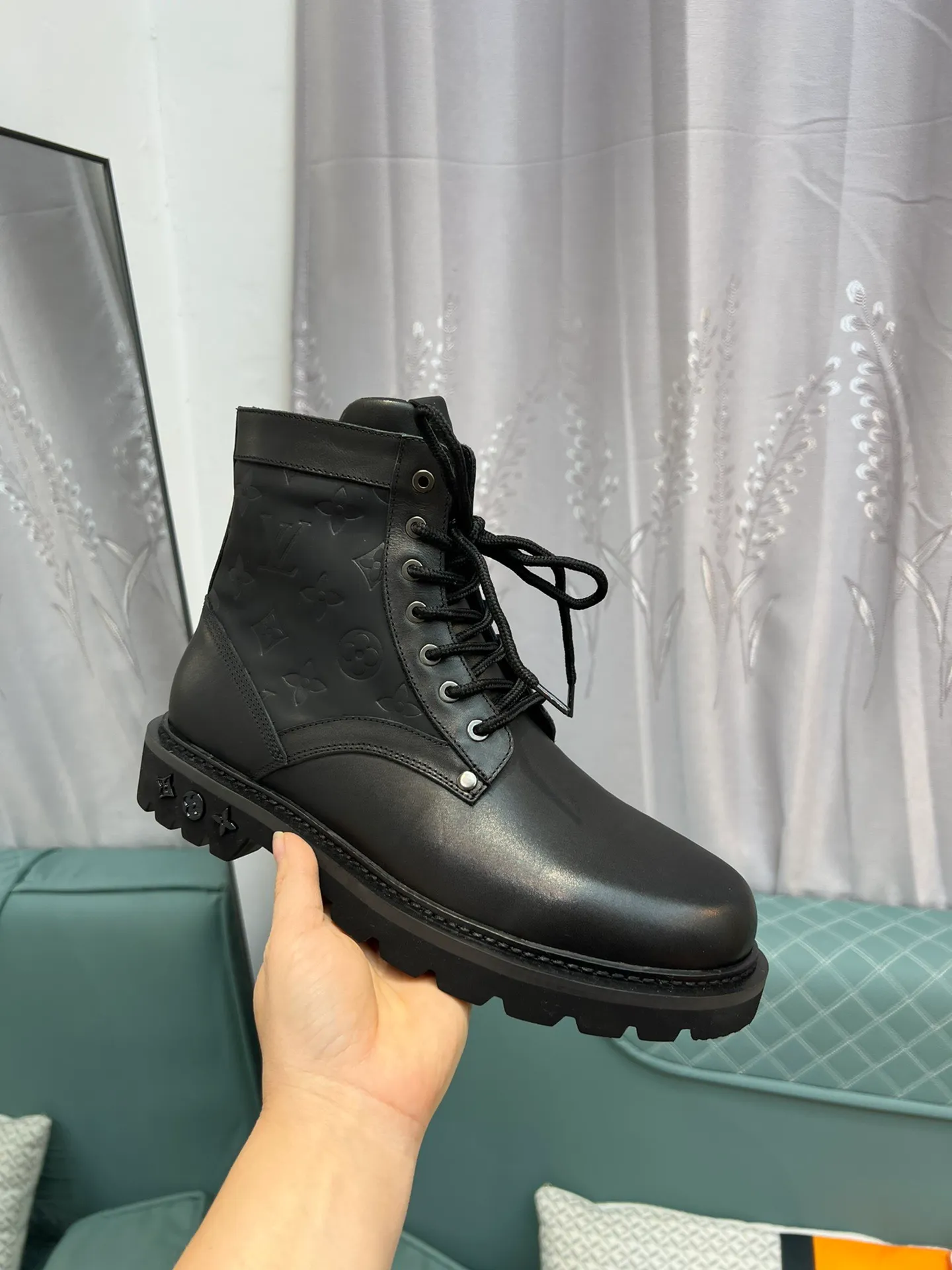 Men's shoes 💰920 L Home - the latest LV men's business casual boots, luxury and nobility are a must. They are all made of imported original first-layer cowhide, just to create a more comfortable wearing experience. ➕Top imported water-dyed full cow lining, original high wear-resistant outsole! 👏👏 Size: Male 39-44; (38 45 46 customized)